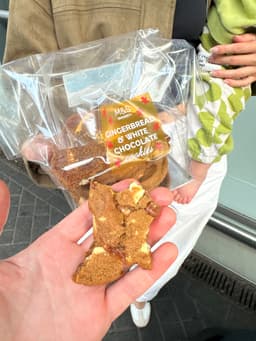 Evidence: Gingerbread & white chocolate cookies (m&s)